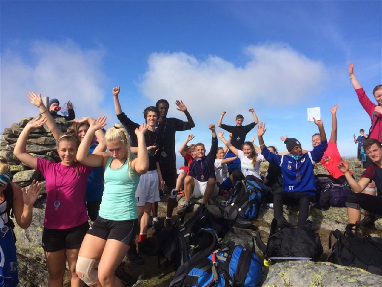 Glade elever på toppen av et fjell