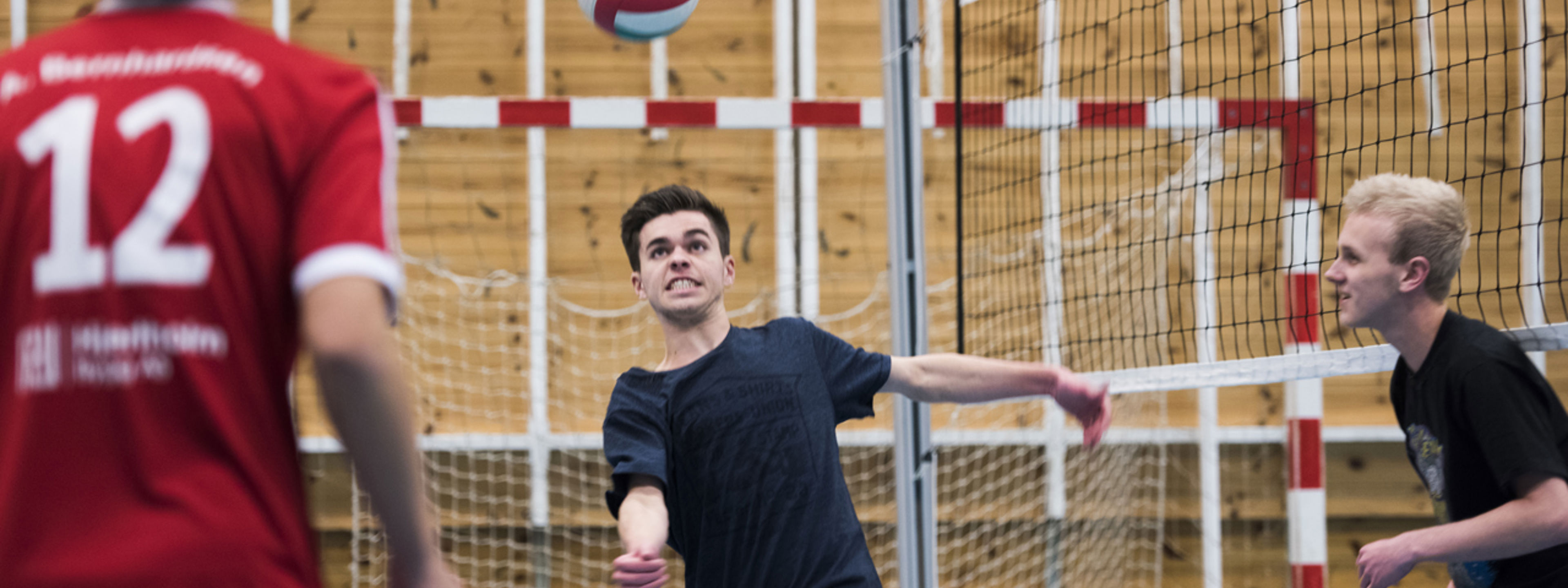 Elever som spiller volleyball