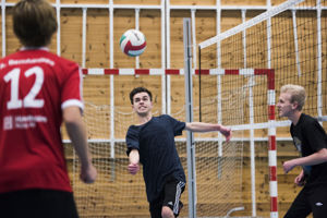 Elever som spiller volleyball